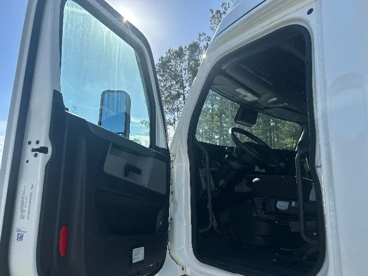 2021 Freightliner Cascadia - image 9