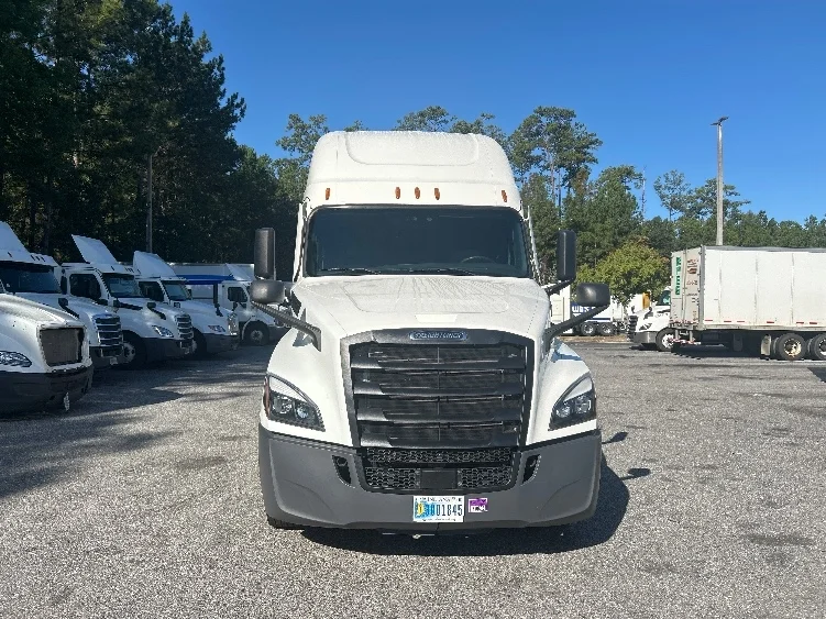 2021 Freightliner Cascadia - image 2