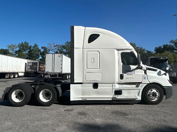 2021 Freightliner Cascadia - image 8