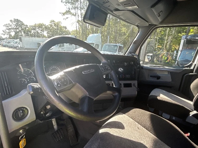 2021 Freightliner Cascadia - image 10