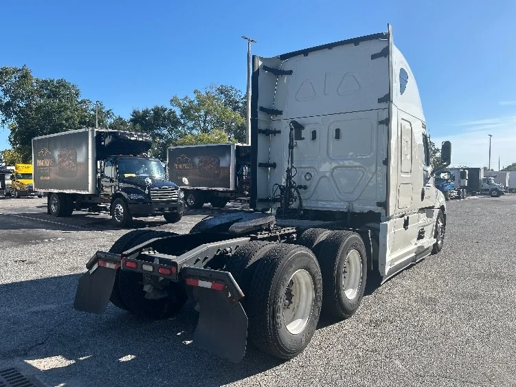 2021 Freightliner Cascadia - image 7