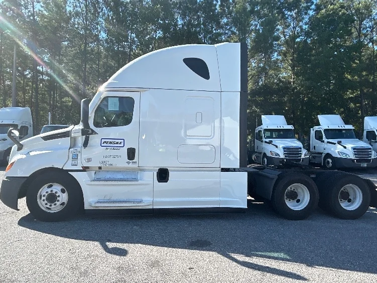 2021 Freightliner Cascadia - image 4