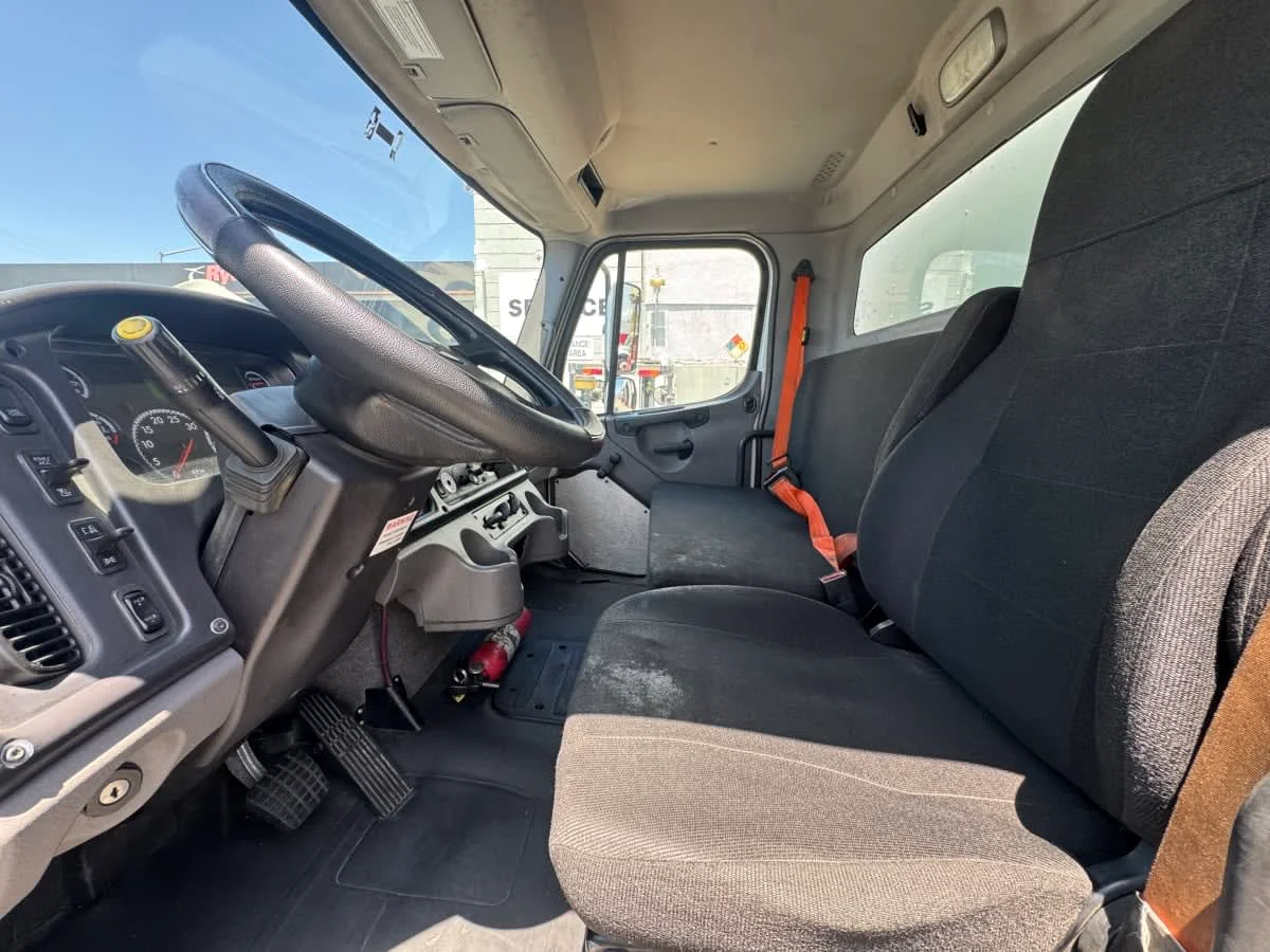 2016 Freightliner M2 106 - image 7