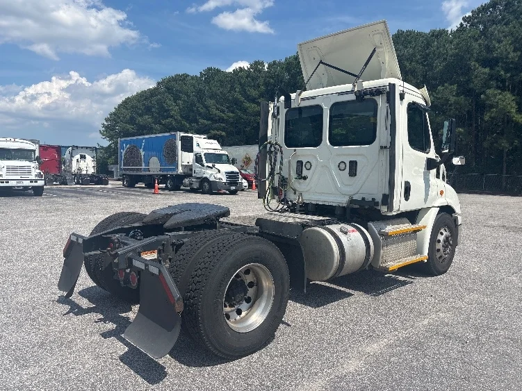 2017 Freightliner Cascadia in Prince George, VA — photo 7
