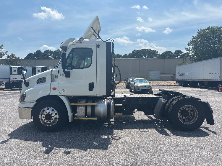 2017 Freightliner Cascadia in Prince George, VA — photo 4