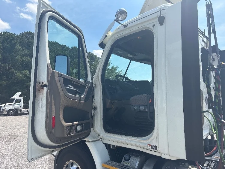 2017 Freightliner Cascadia in Prince George, VA — photo 9