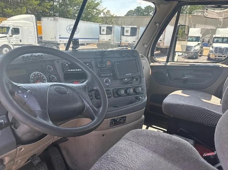 2017 Freightliner Cascadia in Prince George, VA — photo 10