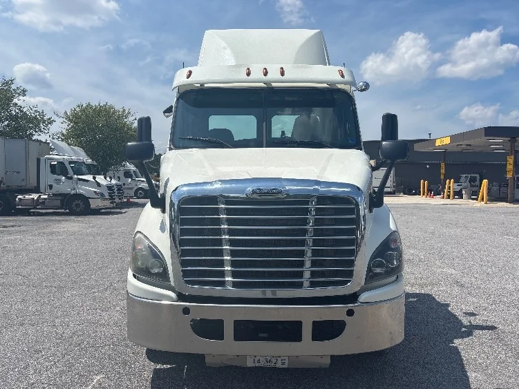2017 Freightliner Cascadia in Prince George, VA — photo 2