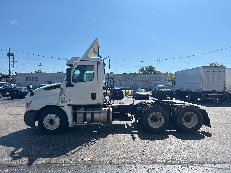 2019 Freightliner Cascadia in Chicago (Melrose Park), IL — photo 4