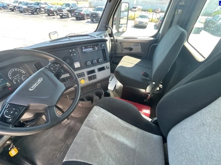 2019 Freightliner Cascadia in Chicago (Melrose Park), IL — photo 10