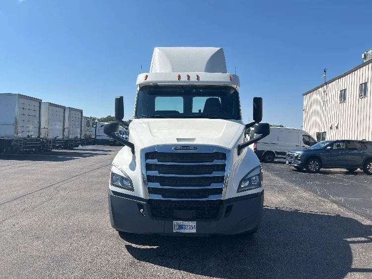 2019 Freightliner Cascadia in Chicago (Melrose Park), IL — photo 2