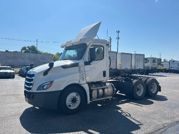 2019 Freightliner Cascadia in Chicago (Melrose Park), IL — photo 3
