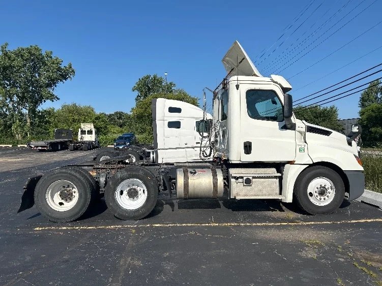 2019 Freightliner Cascadia in Chicago (Melrose Park), IL — photo 8