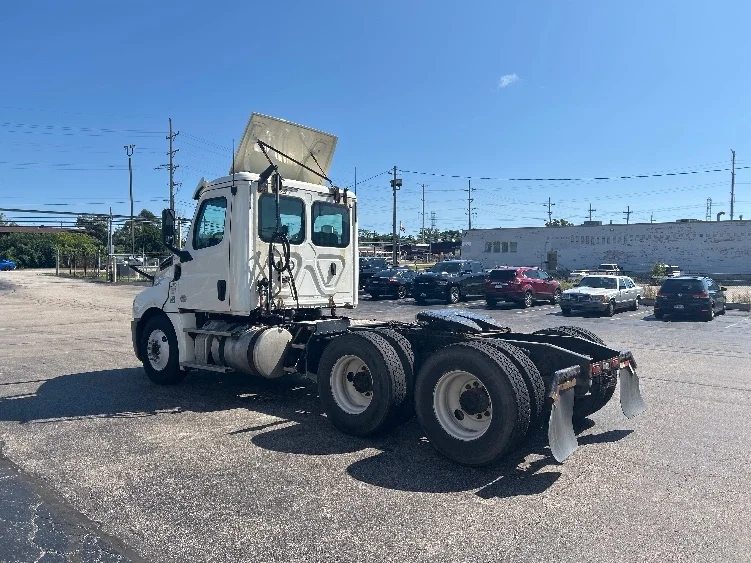 2019 Freightliner Cascadia in Chicago (Melrose Park), IL — photo 5
