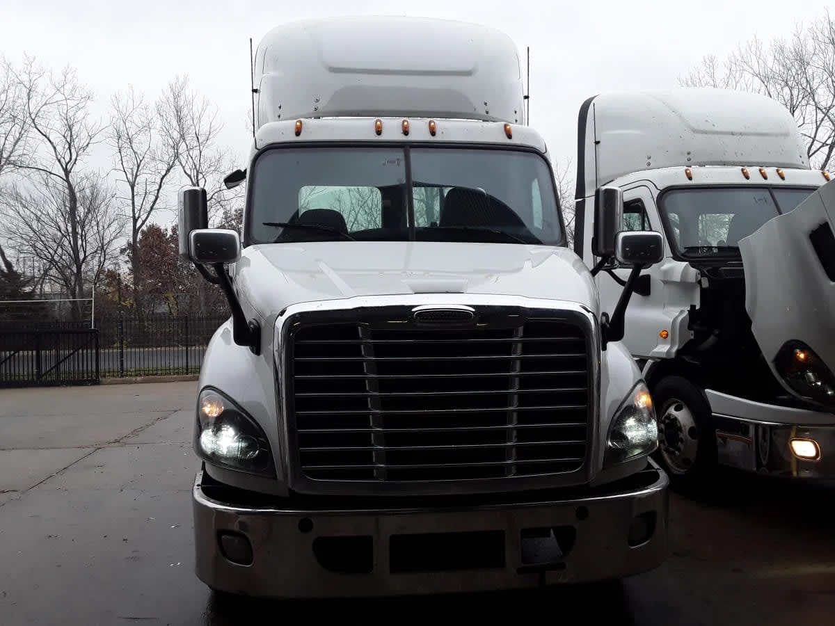2018 Freightliner Cascadia - image 2