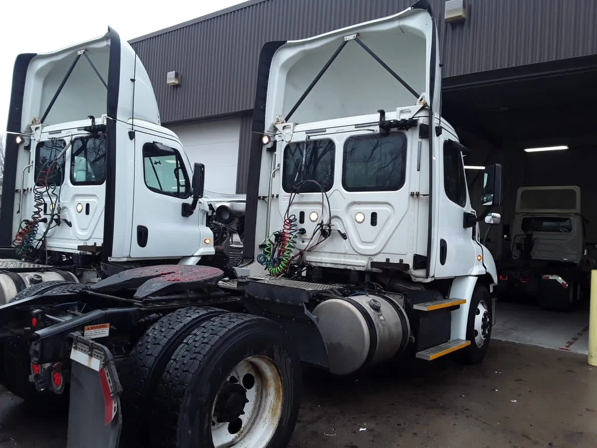2018 Freightliner Cascadia in Kansas City, MO — photo 4