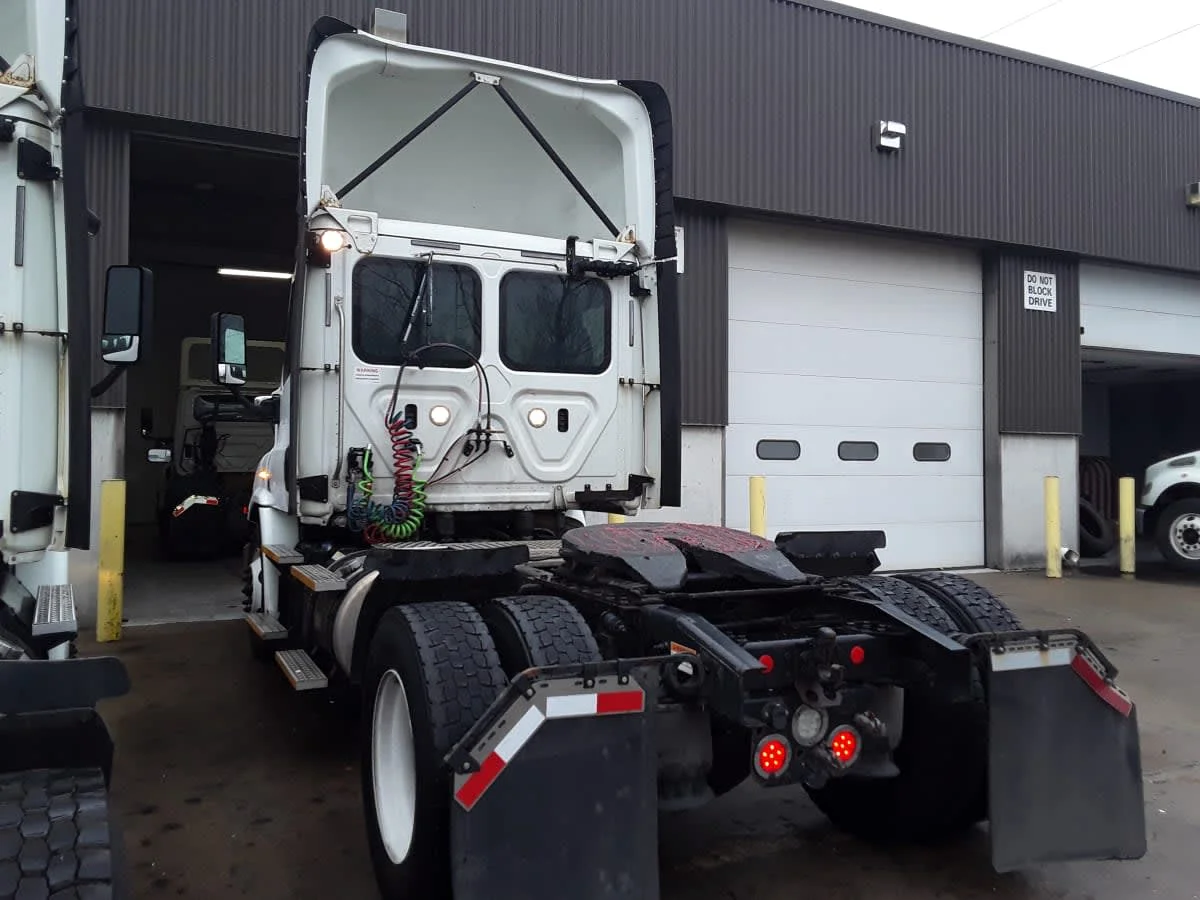 2018 Freightliner Cascadia in Kansas City, MO — photo 6