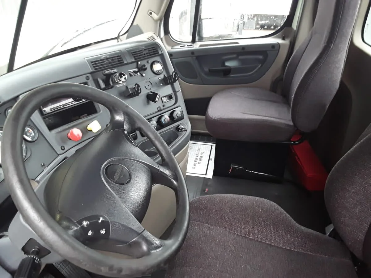 2018 Freightliner Cascadia in Kansas City, MO — photo 8