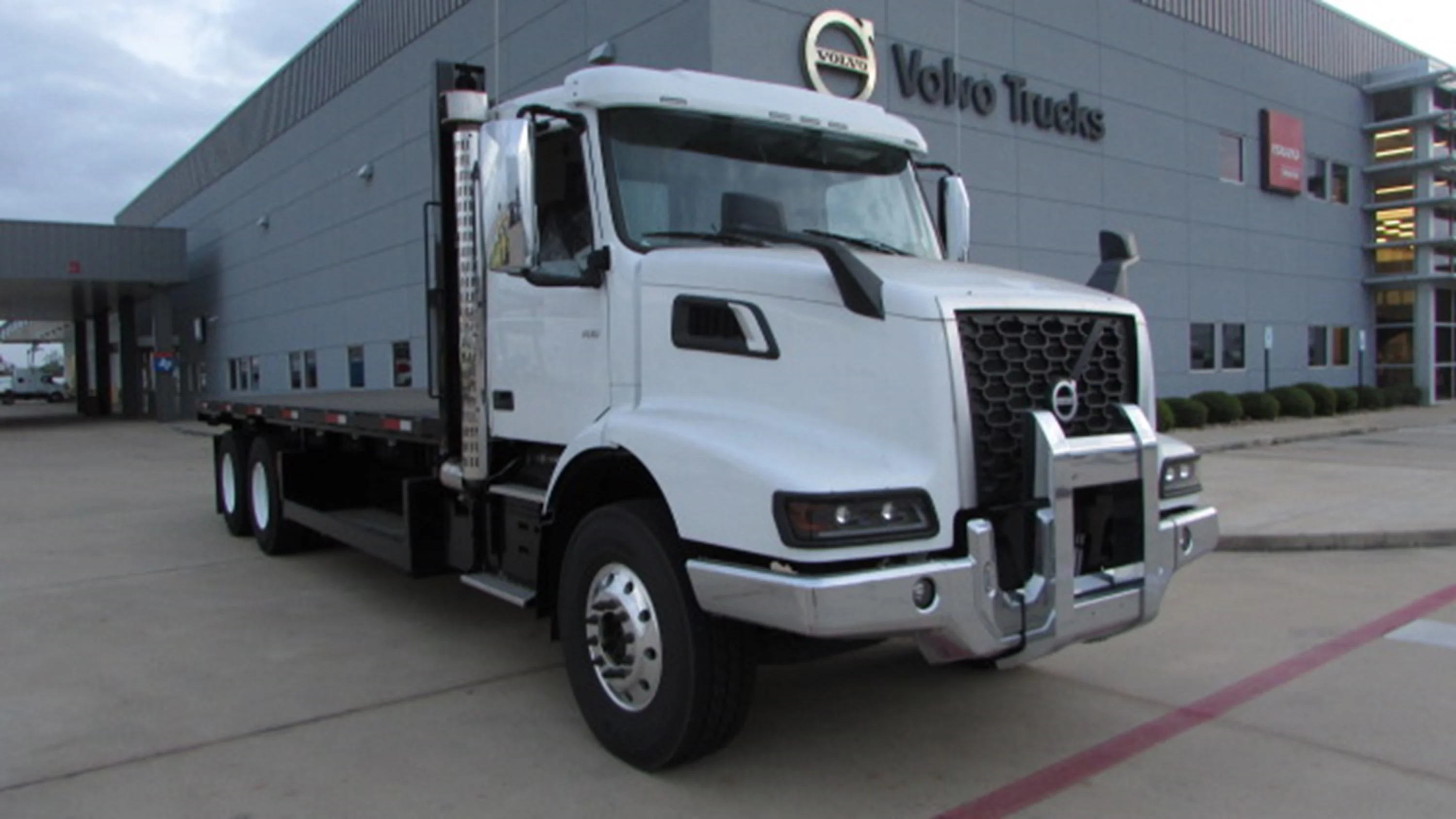 2025 Volvo in HOUSTON, TX — photo 2