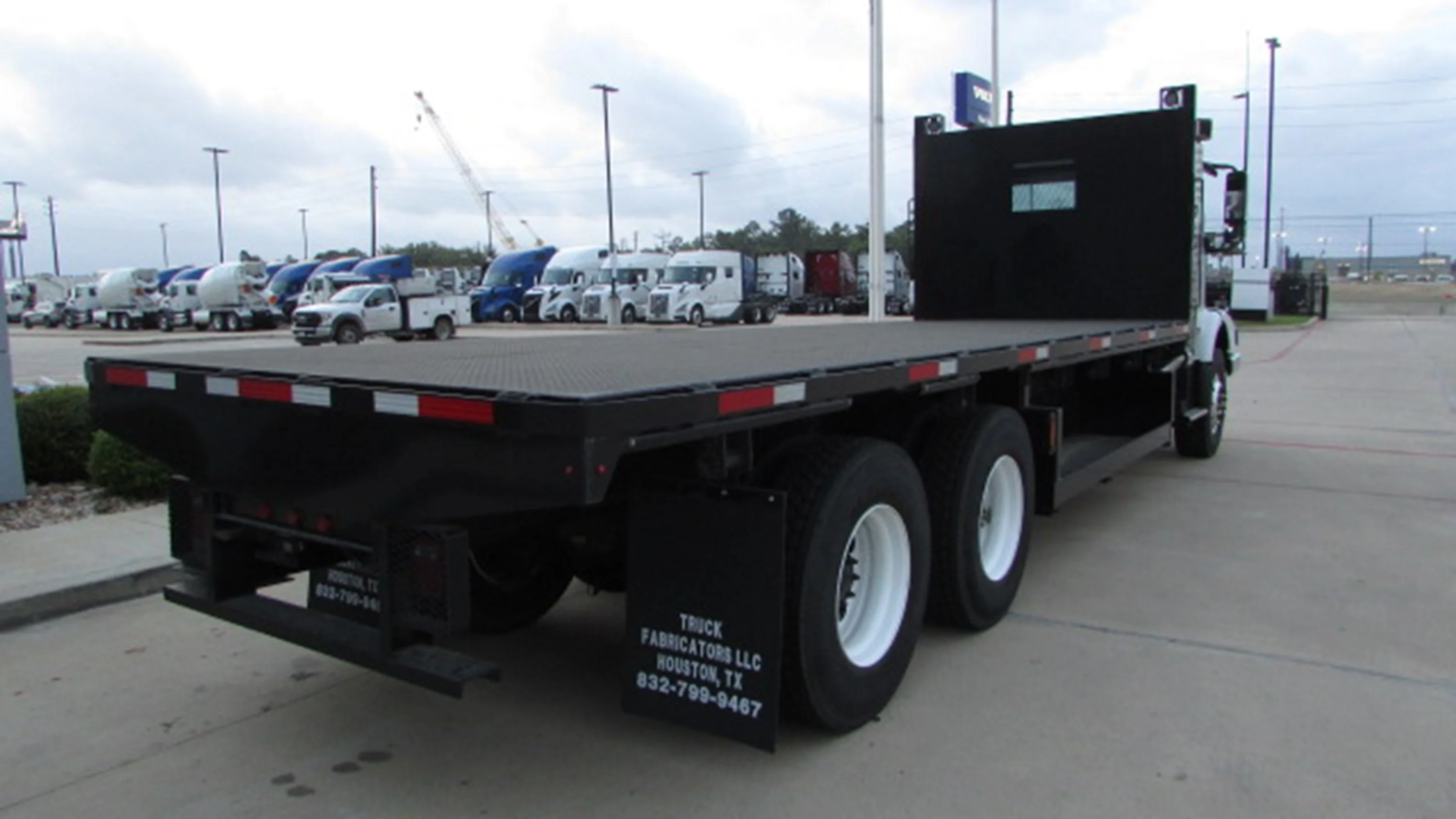 2025 Volvo VHD 300 in Houston, TX — photo 5