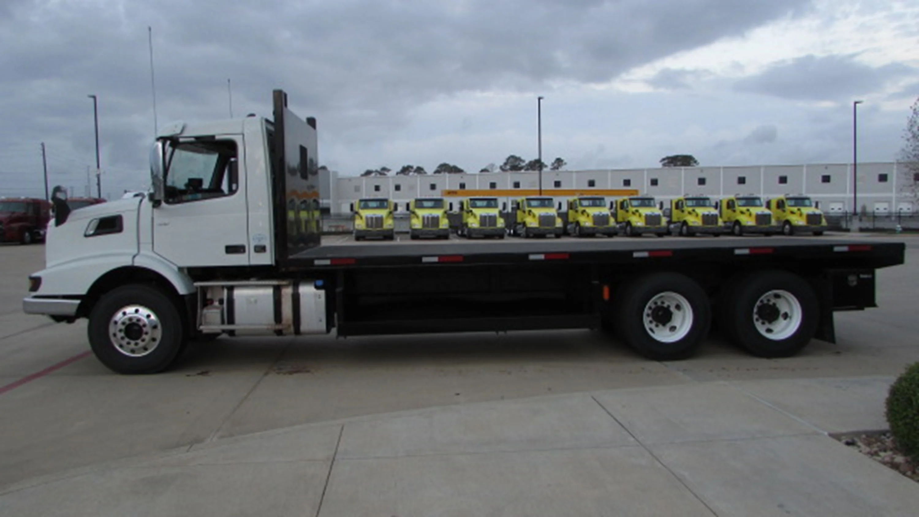 2025 Volvo VHD 300 in Houston, TX — photo 9