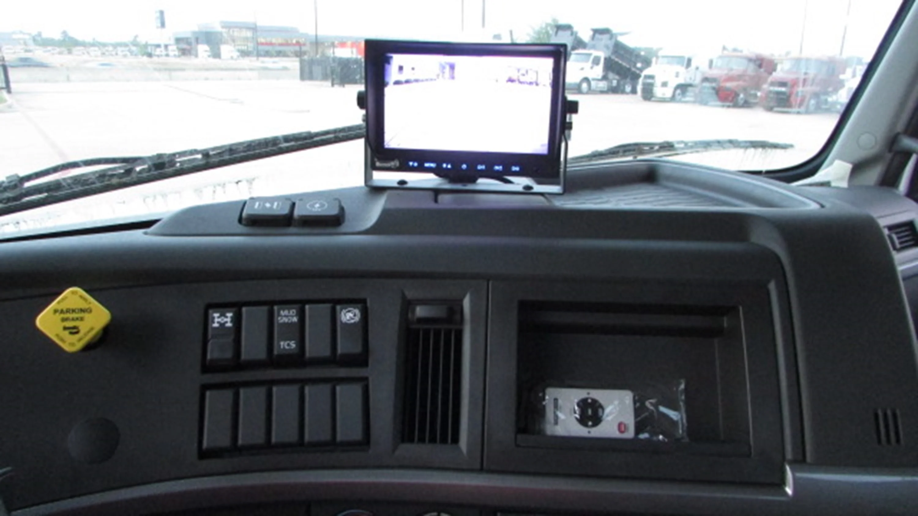 2025 Volvo VHD 300 in Houston, TX — photo 15