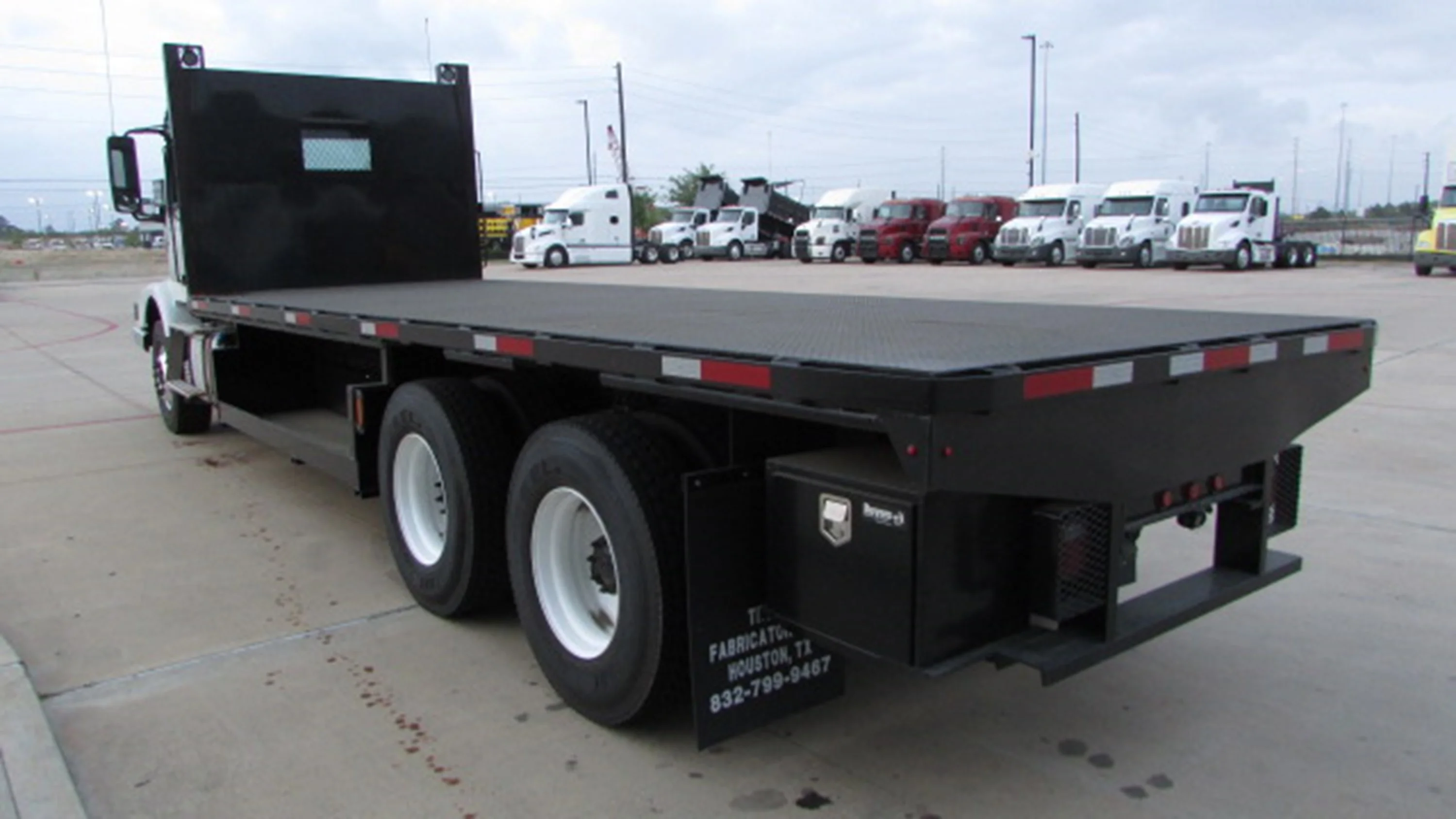 2025 Volvo VHD 300 in Houston, TX — photo 7