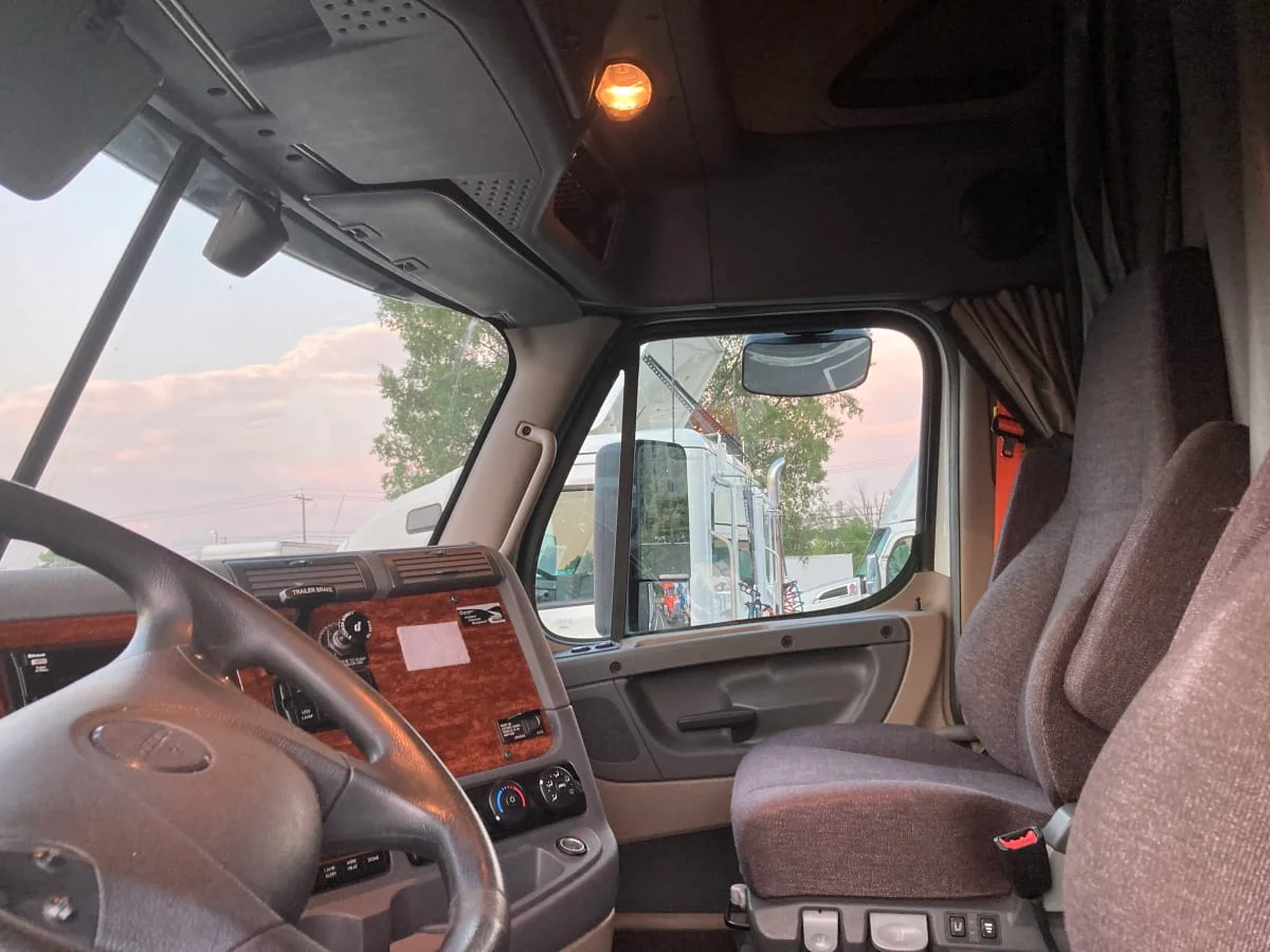 2020 Freightliner Cascadia - image 7