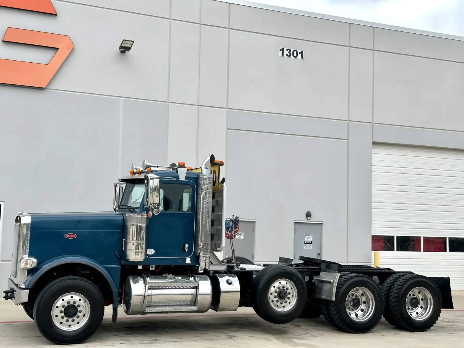 2022 Peterbilt 389 - image 2