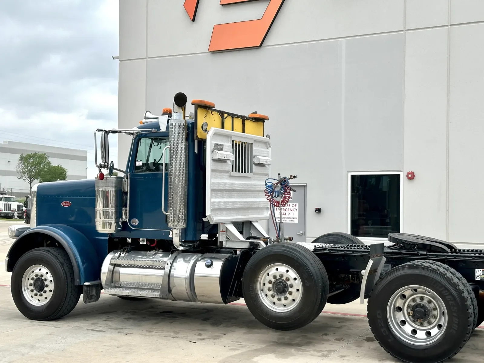 2022 Peterbilt 389 - image 8