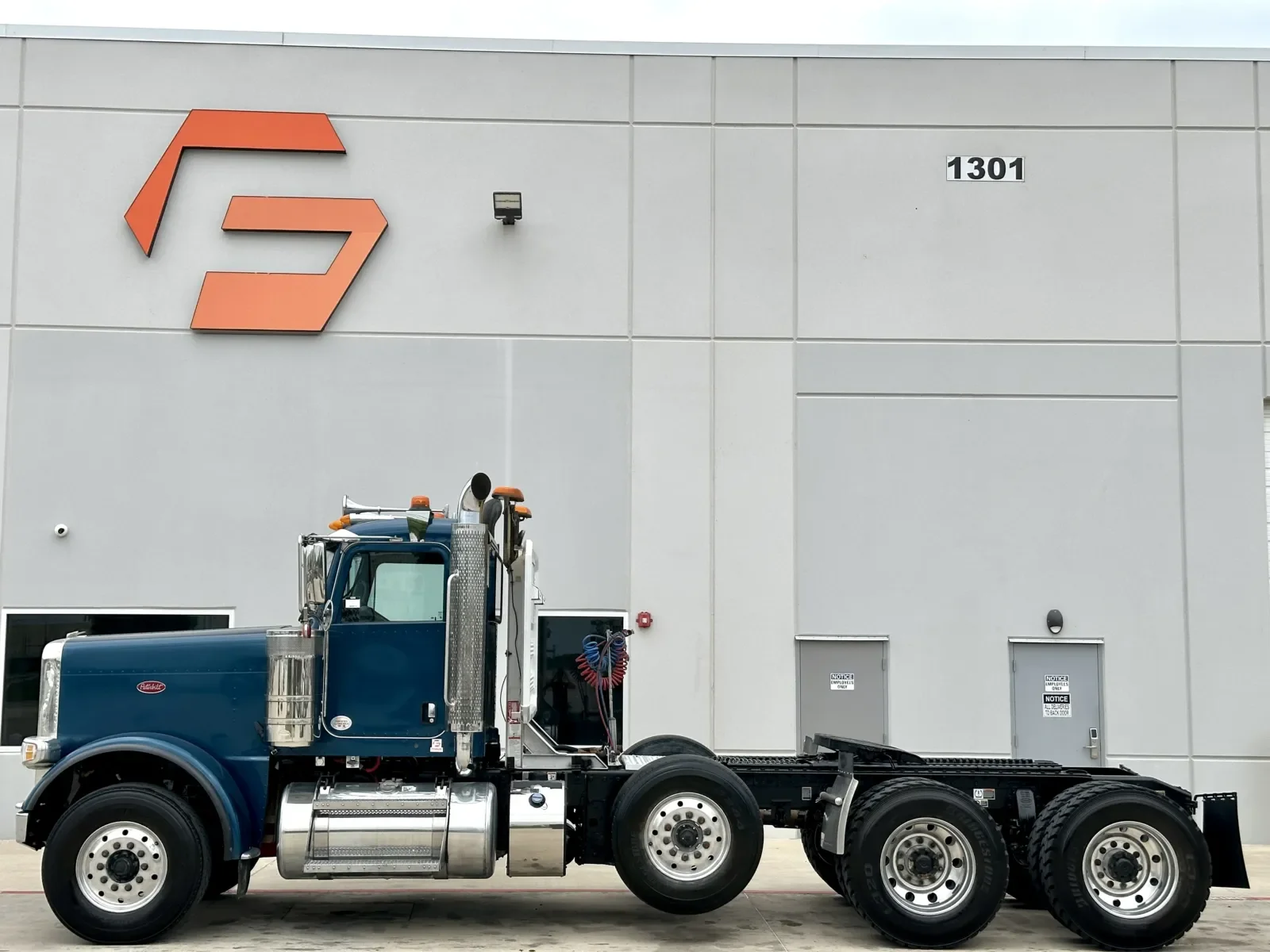 2022 Peterbilt 389 in Hutchins, TX — photo 4