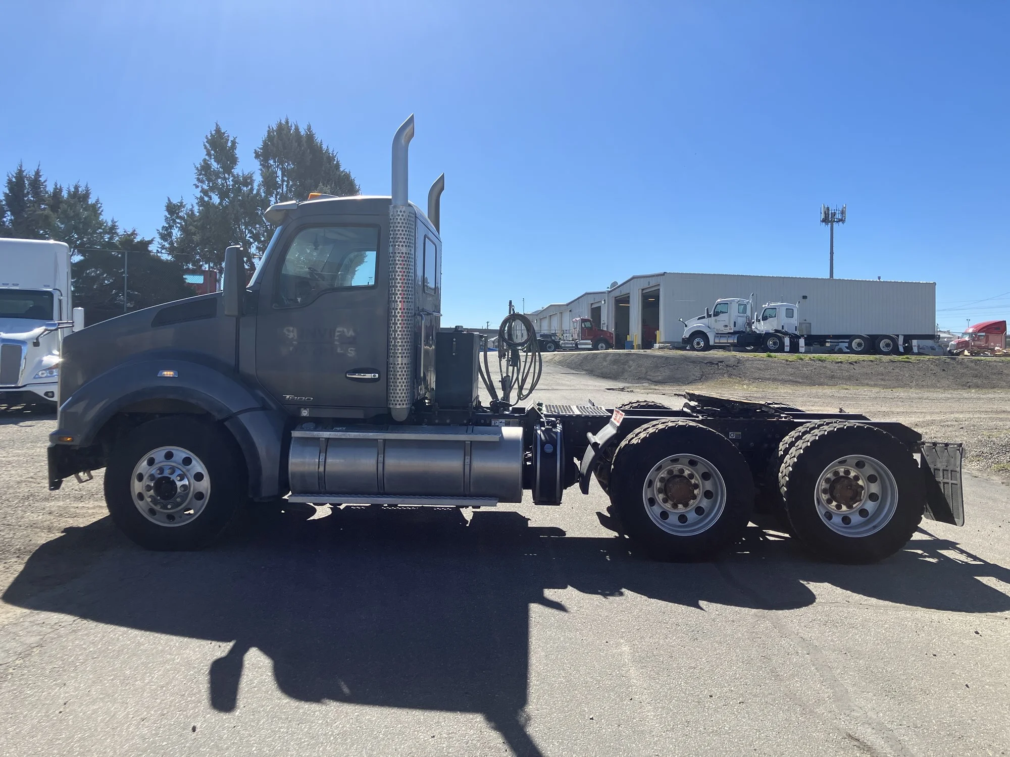 2022 Kenworth T880 - image 2