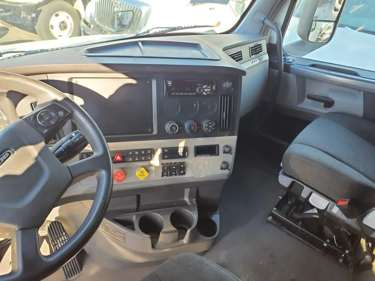 2021 Freightliner Cascadia - image 7