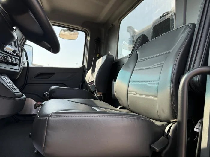 2027 Peterbilt 548 — photo 19