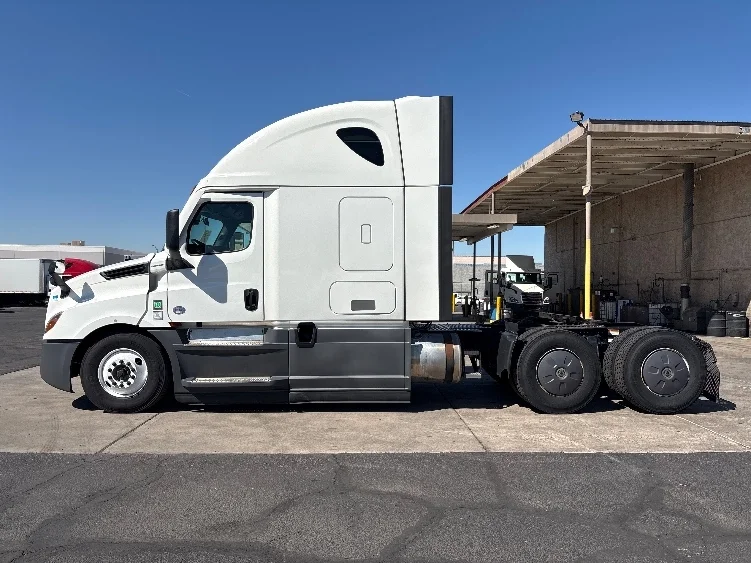 2023 Freightliner Cascadia - image 4