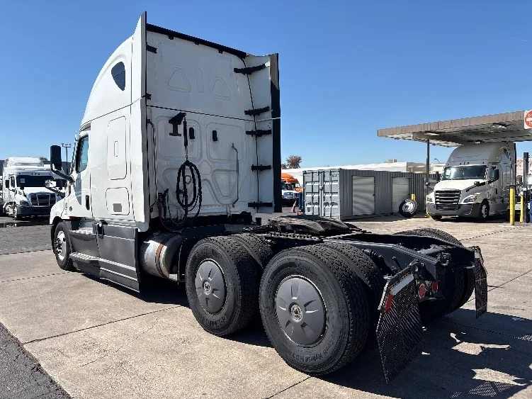 2023 Freightliner Cascadia - image 5