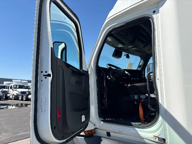 2023 Freightliner Cascadia - image 9