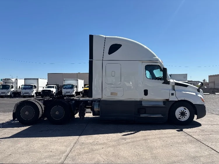 2023 Freightliner Cascadia - image 8