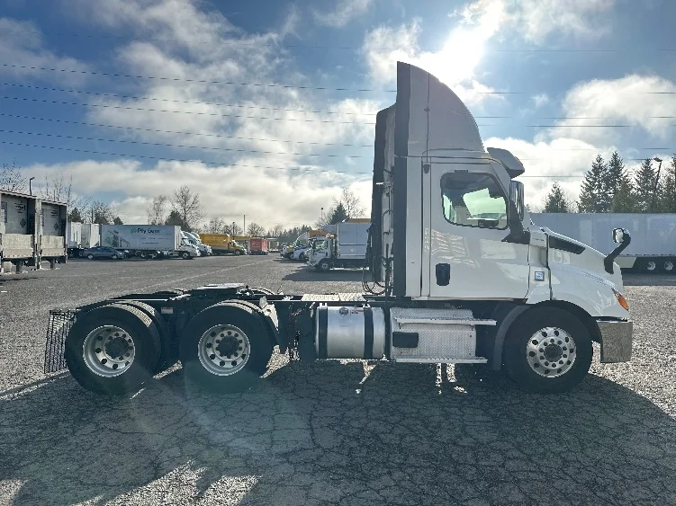 2021 Freightliner Cascadia in Wilsonville, OR — photo 8