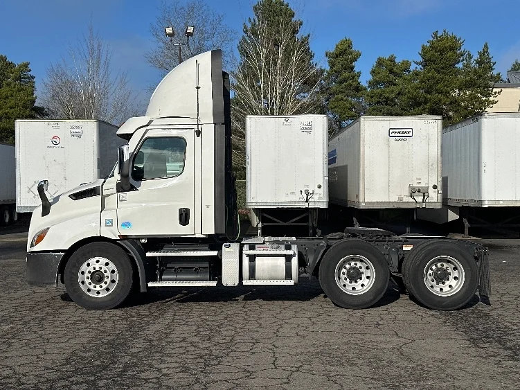 2021 Freightliner Cascadia in Wilsonville, OR — photo 4