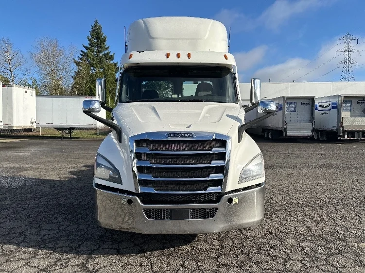2021 Freightliner Cascadia in Wilsonville, OR — photo 2
