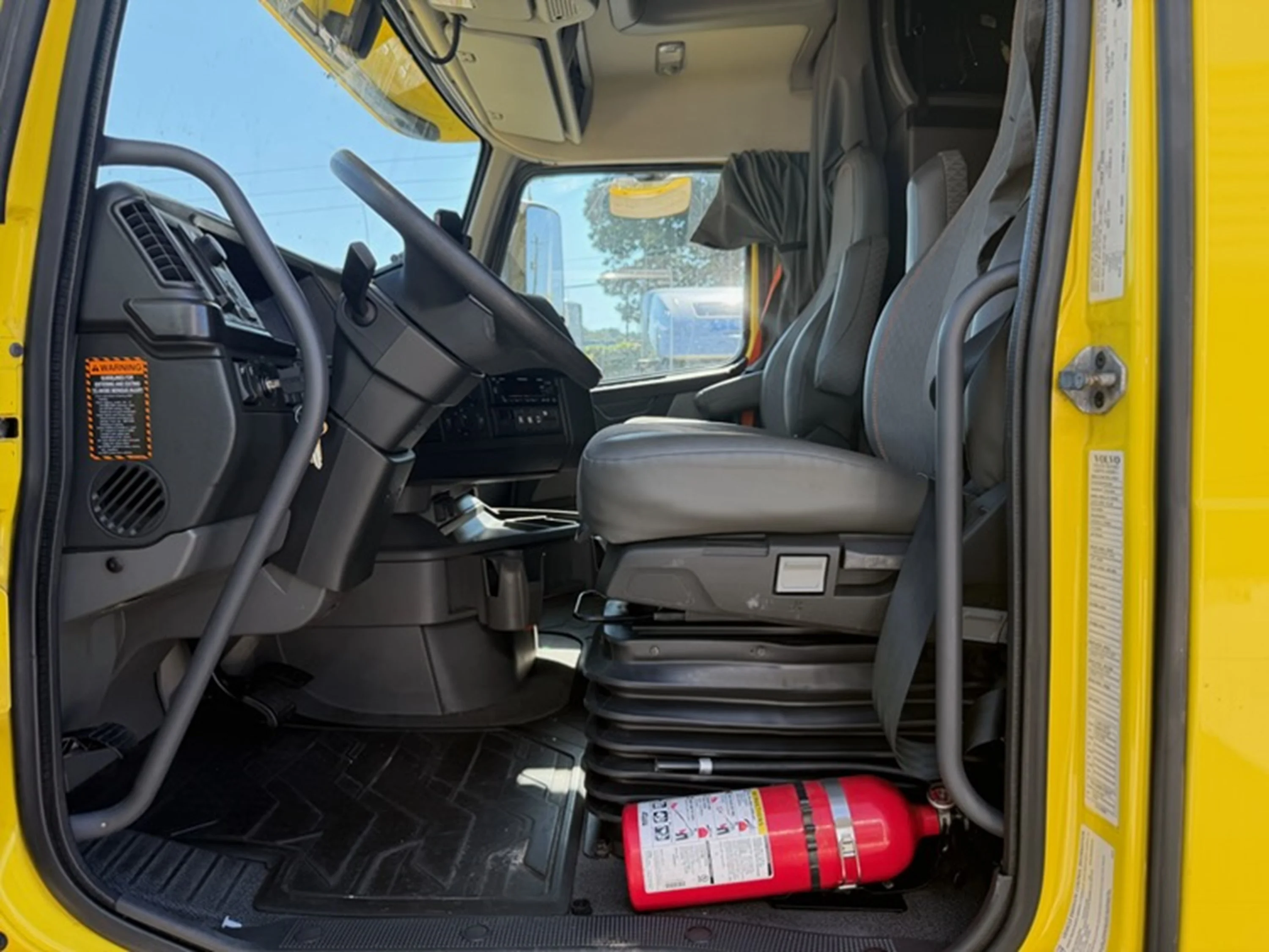 2023 Volvo VNL 860 in Guardian Atlanta — photo 7