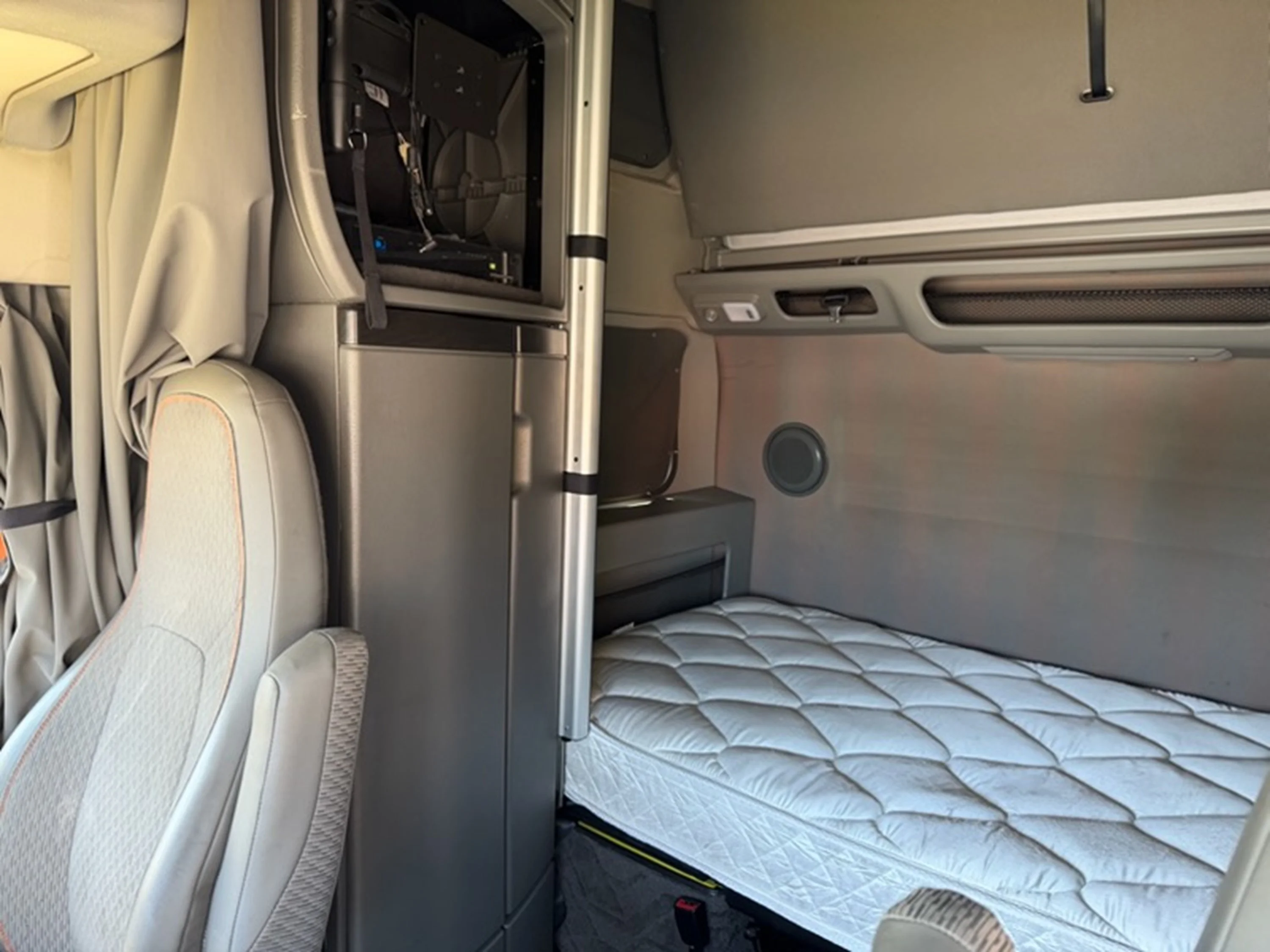 2023 Volvo VNL 860 in Guardian Atlanta — photo 10