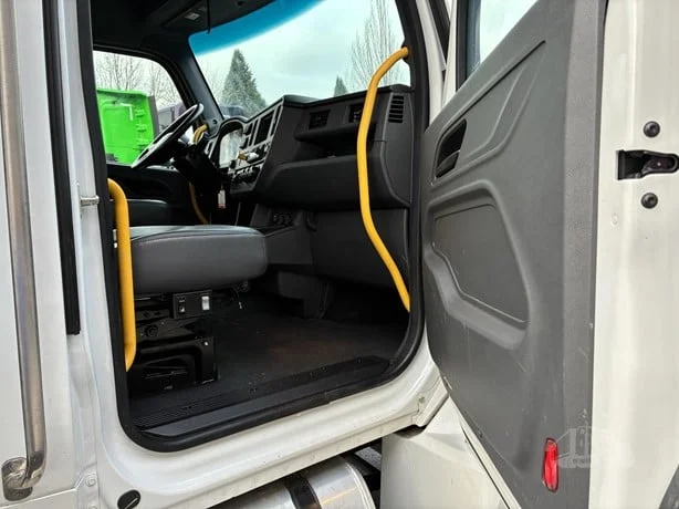 2025 Peterbilt 536 - image 11