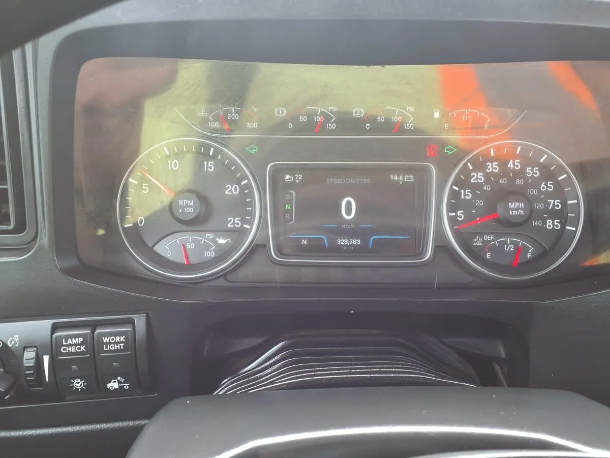 2019 International LT in Cleveland, OH — photo 11