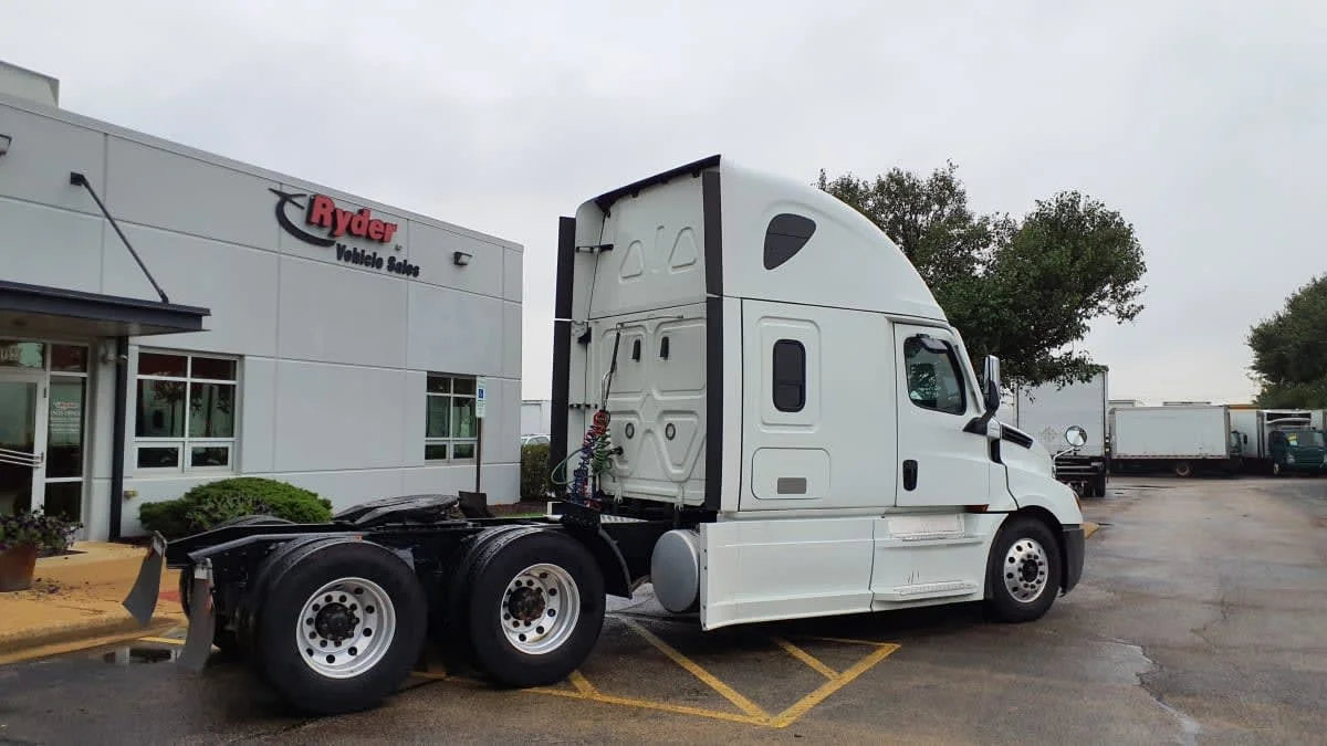 2023 Freightliner Cascadia in Bolingbrook, IL — photo 4