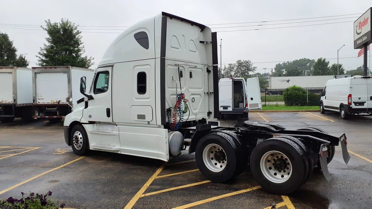 2023 Freightliner Cascadia in Bolingbrook, IL — photo 6