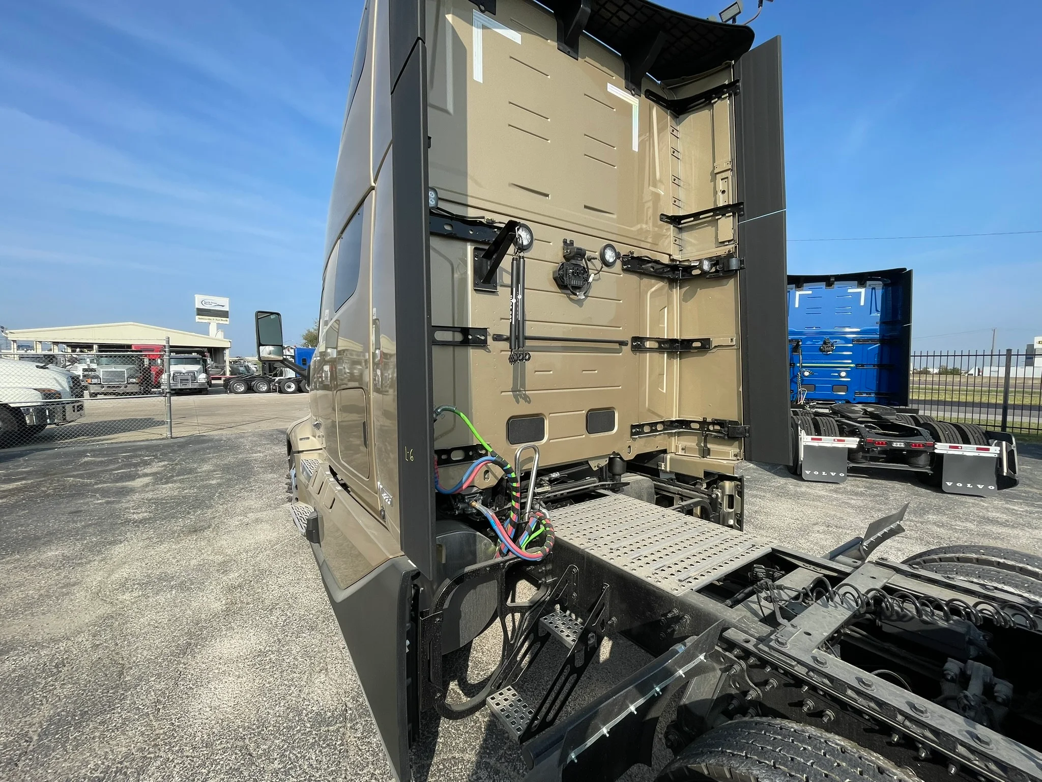 2026 Volvo VNL 860 in Fort Worth, TX — photo 7
