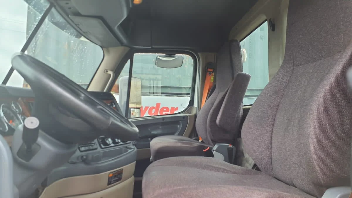 2017 Freightliner Cascadia in Springfield, MA — photo 11