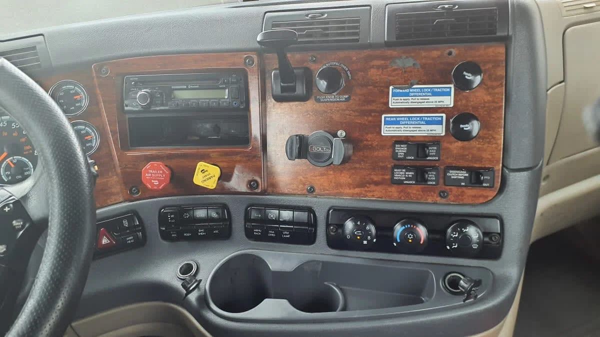 2017 Freightliner Cascadia in Springfield, MA — photo 7